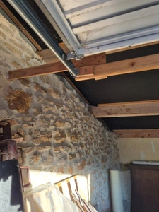 MARTHON : Terrain CU à vendre de 911 m² avec deux garages fermés.