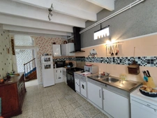  SAINT AMANT DE BOIXE. Maison en pierre de 96 m², 2 granges, jardin clos