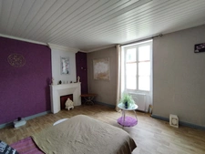  SAINT AMANT DE BOIXE. Maison en pierre de 96 m², 2 granges, jardin clos