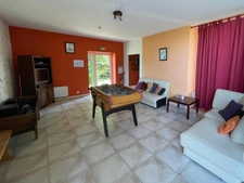 Bunzac. Ensemble immobilier avec maison, gîte et piscine sur 12 565 m² de terrain 
