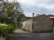 AIGRE. Saint Fraigne, maison à rénover de 50m² 