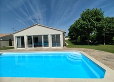 Charente, à Vars, maison de plain pied de 137 m², 4 chambres, véranda, piscine, garage et terrain clos 1002 m²