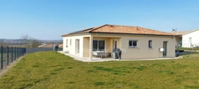 SAINT-GENIS-D'HIERSAC. Maison plain pied de 2019, 94 m², terrain 1515 m²