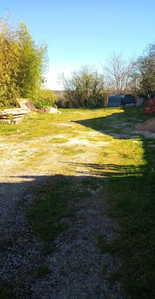 MARTHON Terrain CU de 911 m² clos, avec deux garages fermés.
