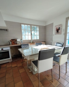 ANGOULEME. Maison 145 m², 4 chambres, jardin clos 830m² et grand garage.