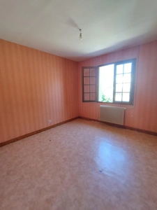 SOUS OFFRES. La Rochefoucauld-Rivières : Maison de plain pied de 98 m², avec 2 garages et 1 véranda, terrain clos de 3742 m²