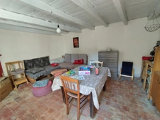 Mornac. Maison de 133 m², rénovée avec soin avec 2 garages et dépendances.