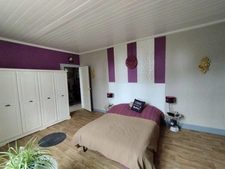  SAINT AMANT DE BOIXE. Maison en pierre de 96 m², 2 granges, jardin clos