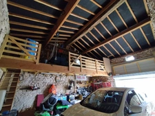 Mornac. Maison de 133 m², rénovée avec soin avec 2 garages et dépendances.