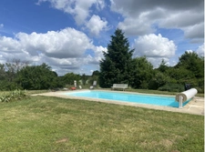 Bunzac. Ensemble immobilier avec maison, gîte et piscine sur 12 565 m² de terrain 