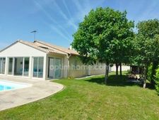 Charente, à Vars, maison de plain pied de 137 m², 4 chambres, véranda, piscine, garage et terrain clos 1002 m²