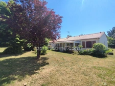 SOUS OFFRES. La Rochefoucauld-Rivières : Maison de plain pied de 98 m², avec 2 garages et 1 véranda, terrain clos de 3742 m²