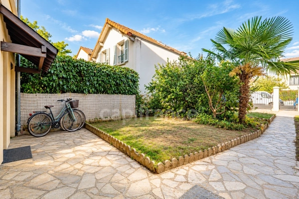 Versailles, A VENDRE MAISON RENOVEE  de 110 m2 au sol- 4 chambres- JARDIN- CALME et proximité des commodités. 