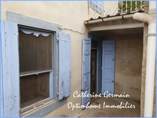 A Malves-en-Minervois, en exclusivité : maison de village de caractère à réinventer avec cour, terrasse et dépendances.