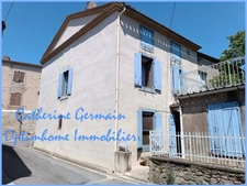 A Malves-en-Minervois, en exclusivité : maison de village de caractère à réinventer avec cour, terrasse et dépendances.