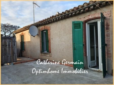 En exclusivité, à vendre à Aigues Vives (11), une maison de village avec un grand garage, une cour et une terrasse – à rénover.