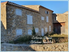 En exclusivité, à vendre à Montbrun des Corbières ; Ensemble composé de 2 maisons en cours de rénovation, d’une magnifique cave viticole le tout sur un terrain de 1409m².