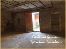 En exclusivité, à vendre à Aigues Vives (11), une maison de village avec un grand garage, une cour et une terrasse – à rénover.