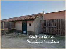 En exclusivité, à vendre à Aigues Vives (11), une maison de village avec un grand garage, une cour et une terrasse – à rénover.