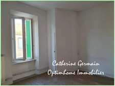 En exclusivité, à vendre à Aigues Vives (11), une maison de village avec un grand garage, une cour et une terrasse – à rénover.