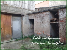 En exclusivité, à vendre à Aigues Vives (11), une maison de village avec un grand garage, une cour et une terrasse – à rénover.