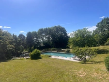 Un lieu rare où l’architecture s’efface au profit de la nature, face à la rivière du Lot.