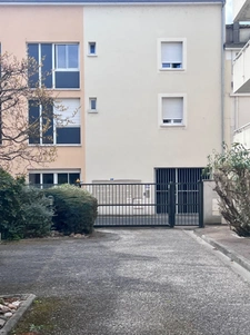 Appartement lumineux de 90 m² avec terrasse et parking sécurisé – Centre-ville de Villeneuve-sur-Lot (47)