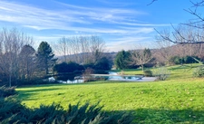 Un lieu rare où l’architecture s’efface au profit de la nature, face à la rivière du Lot.