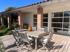 Un lieu rare où l’architecture s’efface au profit de la nature, face à la rivière du Lot.