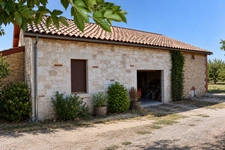 CASSENEUIL (47) Ancien corps de ferme en pierre – 1 hectare, dépendances et beau potentiel