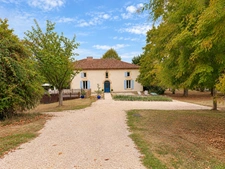 Propriété avec gîte de groupe, piscine et 1,4 hectare de terrain PINEL HAUTERIVE (47)
