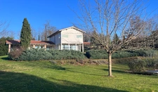 Un lieu rare où l’architecture s’efface au profit de la nature, face à la rivière du Lot.