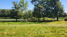 ETANG + TERRAIN DE LOISIR + FORET DE CHENES - PROCHE CENTRE-BOURG