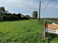 TERRAIN 2379M² - PROCHE SAINT-JUNIEN - ENVIRONNEMENT CALME ET CAMPAGNE