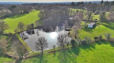 TERRAIN DE LOISIR AVEC ETANG ET MAISONNETTE DE REPOS + APPENTI + GARAGE - CADRE CALME ET VERDOYANT