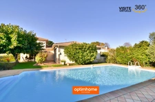 Maison traditionnelle 4 chambres, piscine et garage double en secteur résidentiel