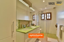Maison traditionnelle 4 chambres, piscine et garage double en secteur résidentiel