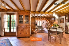 Maison traditionnelle 4 chambres, piscine et garage double en secteur résidentiel