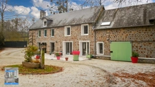 Ancien corps de ferme rénové avec terrain et dépendances