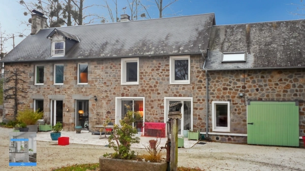 Ancien corps de ferme rénové avec terrain et dépendances
