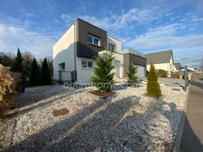SAINT-LOUIS, 300m station bus pour Bâle, Splendide Villa de 2016, 136m² (+66m² de sous-sol chauffé!!), 8.80ares clos, arboré & paysagé. Vue forêt. Emplacement d'exception!