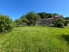 VIEUX-FERRETTE, propriété composé de 2maisons, dont une louée, sur plus de 17ares. Enorme potentiel. Emplacement magnifique!