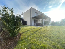 SAINT-LOUIS, 300m station bus pour Bâle, Splendide Villa de 2016, 136m² (+66m² de sous-sol chauffé!!), 8.80ares clos, arboré & paysagé. Vue forêt. Emplacement d'exception!