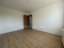 BUSCHWILLER, quartier résidentiel, superbe maison familiale entièrement rénovée en 2024, 186m², 5chambres, 2salles de bains, 7ares, panneau photovoltaique, classe énergie B. Top emplacement.