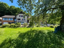 VIEUX-FERRETTE, propriété composé de 2maisons, dont une louée, sur plus de 17ares. Enorme potentiel. Emplacement magnifique!