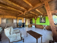VIEUX-FERRETTE, propriété composé de 2maisons, dont une louée, sur plus de 17ares. Enorme potentiel. Emplacement magnifique!