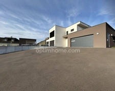BETTENDORF, 2min de HIRSINGUE, Villa d'architecte, 222m² habitable (+400m² surface totale), suite parentale, piscine chauffée, pool house, jacuzzi, 14.87ares. Prestations et matériaux Premium.
