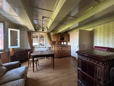 VIEUX-FERRETTE, propriété composé de 2maisons, dont une louée, sur plus de 17ares. Enorme potentiel. Emplacement magnifique!