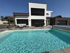 BETTENDORF, 2min de HIRSINGUE, Villa d'architecte, 222m² habitable (+400m² surface totale), suite parentale, piscine chauffée, pool house, jacuzzi, 14.87ares. Prestations et matériaux Premium.