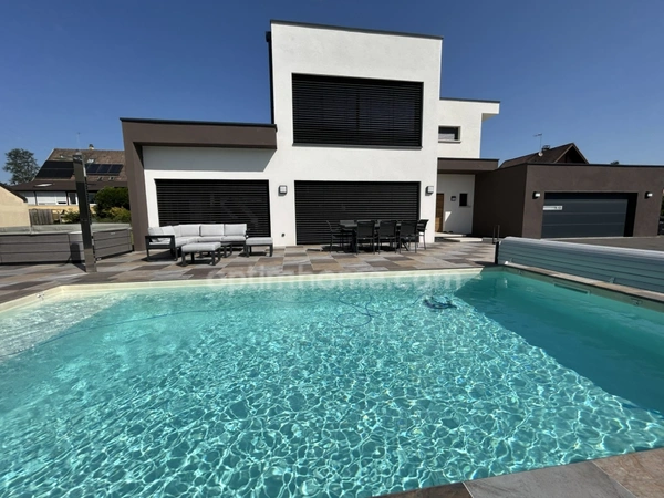 BETTENDORF, 2min de HIRSINGUE, Villa d'architecte, 222m² habitable (+400m² surface totale), suite parentale, piscine chauffée, pool house, jacuzzi, 14.87ares. Prestations et matériaux Premium.